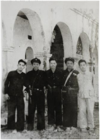 厦大闽西南系统的五位党员在第三次进攻漳平县城胜利后于漳平中学教学楼前合影