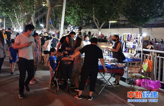 　6月2日晚，郑州健康路夜市热闹非凡。中新经纬 摄