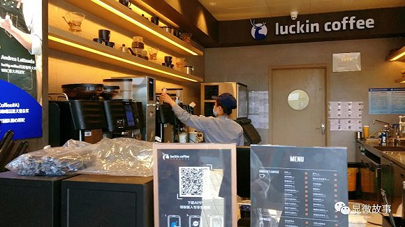 在门店工作的咖啡师 （受访者提供）