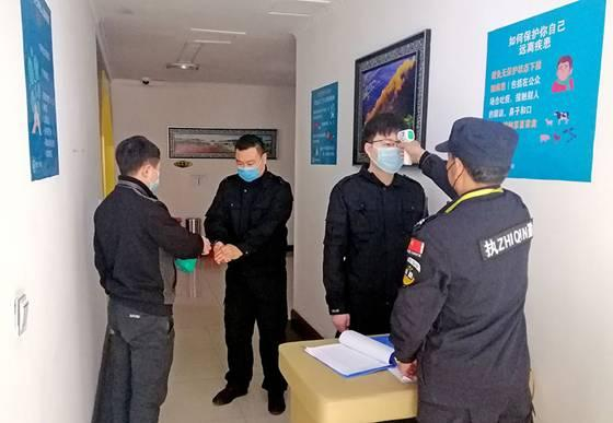 在通辽市监委留置场所，每天进行体温测量和手部消毒成为疫情防控常态。