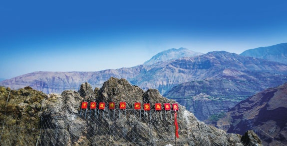 在施工难度最大的A2塔，党员突击队迎难而上。李超 摄