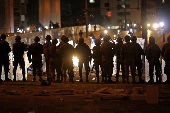  △黎巴嫩军队在游行示威中盯防突发事件