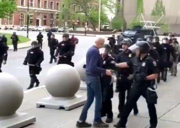  老人被推倒（视频截图）