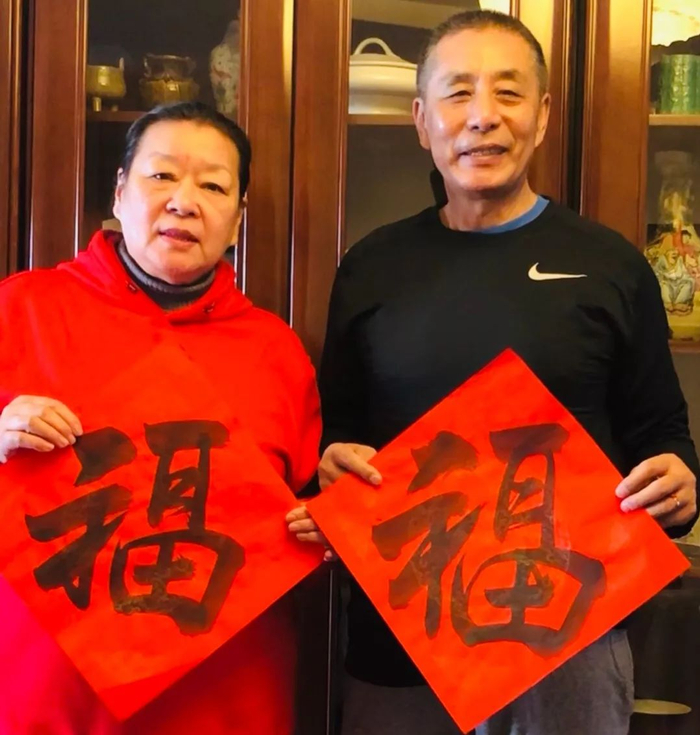 上图为于老和爱人王姨，在春节给跑友们拜年的照片。