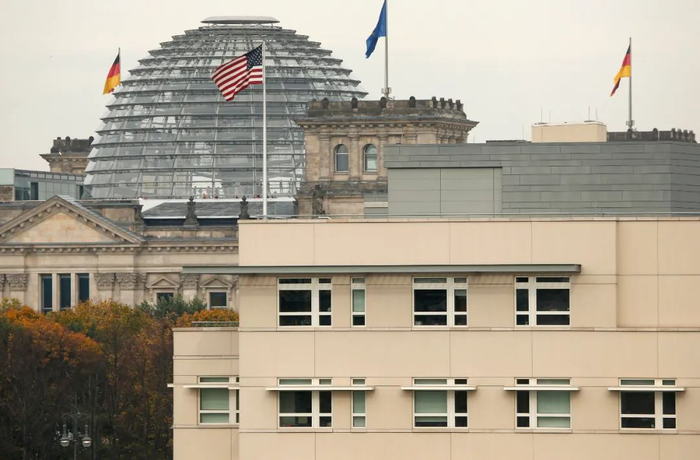 这是2013年10月25日在德国柏林拍摄的美国大使馆（前）和德国国会大厦（后）。新华社/美联&nbsp;