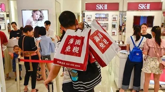 资料图为一位男顾客在海口日月广场免税店内排队买单。中新社记者 骆云飞 摄
