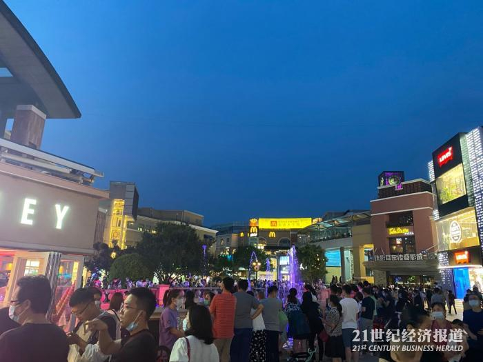 图：6月6日傍晚的蓝色港湾商圈。摄影：周慧