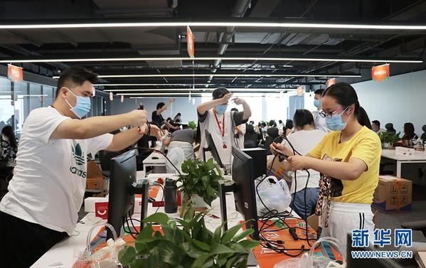 小米武汉总部首批200余名员8日工正式入驻小米武汉总部大楼。新华网发 马丹妮摄