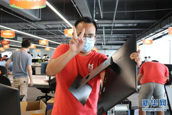 小米武汉总部首批200余名员8日工正式入驻小米武汉总部大楼。新华网发 马丹妮摄