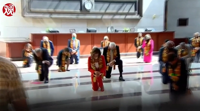 佩洛西在国会大厦单膝下跪