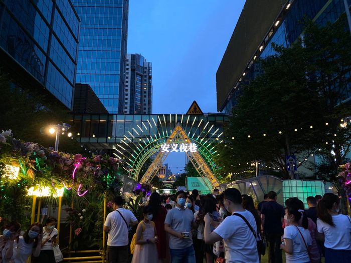 6月6日晚，安义夜巷热闹非凡，开始限流。摄影：杨立赟
