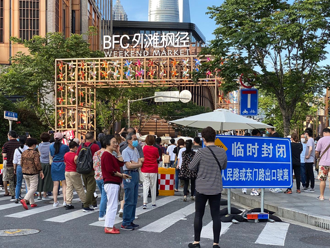 6月6日，BFC外滩枫径步行街人流如织。摄影：杨立赟