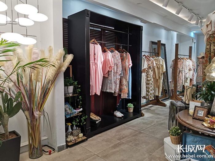 　石家庄街头一家临街服装店。长城新媒体记者 周亚彬 摄