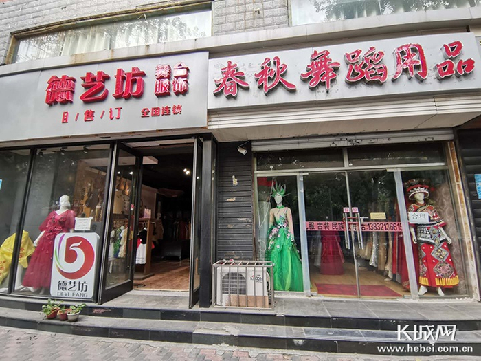 　受疫情影响，经营演出服装租售的店铺门庭冷落。长城新媒体记者 周亚彬 摄