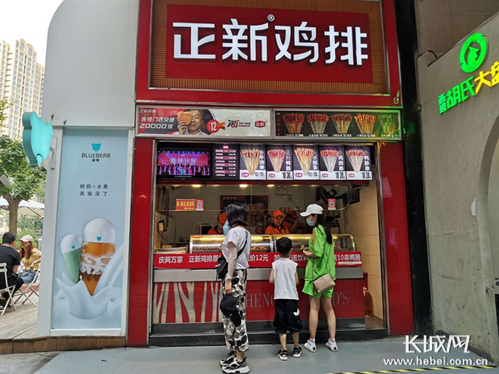 　鸡排店售货员表示，最近这段时间生意还可以。长城新媒体记者 周亚彬 摄