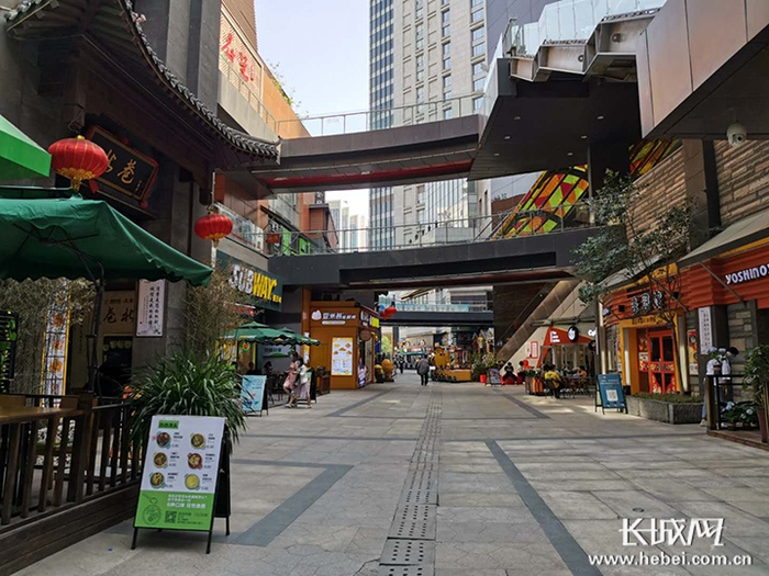 　　庄里街上的街边小店。长城新媒体记者 周亚彬 摄