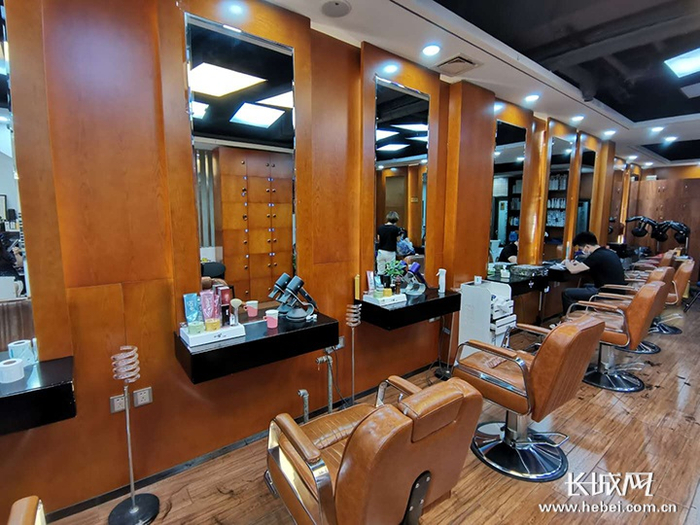 　街边的美发店也都已恢复了营业。长城新媒体记者 周亚彬 摄