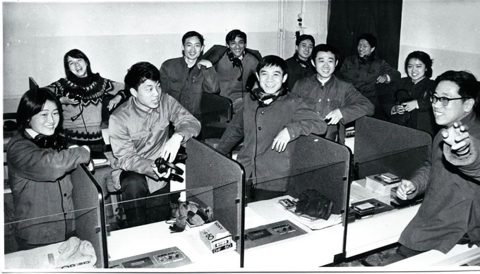 刘结一（前排左二）、施晓菁（后排左一）、周育强（后排左四）等口译学员在语音室上课。图/受访者提供