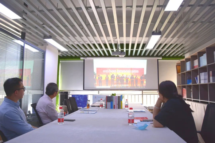  ▲梁范栋副秘书长向大家介绍中国光华科技基金会