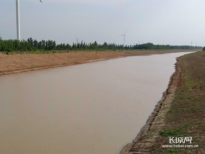 清凉江补水河道清理整治项目完工后引水。衡水水利局 供图