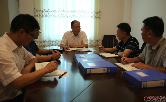 黄振林与办案人员分析案情