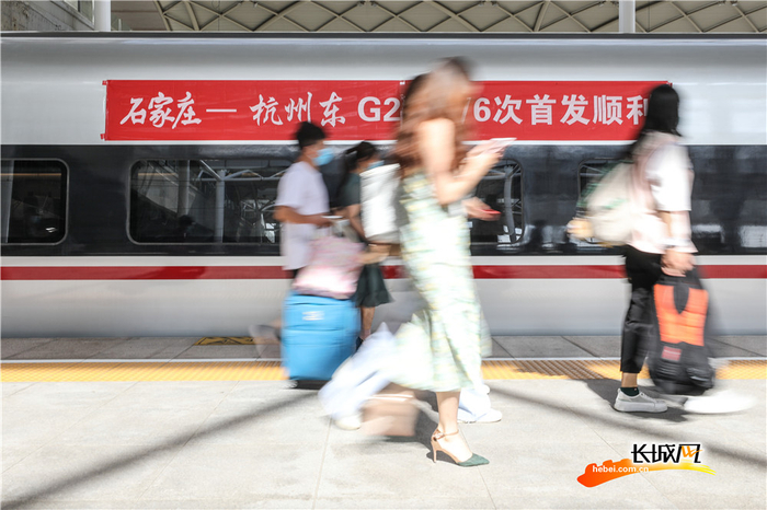 乘客登上首发列车。长城新媒体记者 刘潇 摄