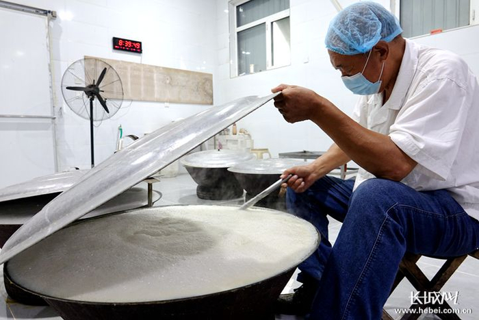 李文学正在点卤。记者 刘延丽 摄 