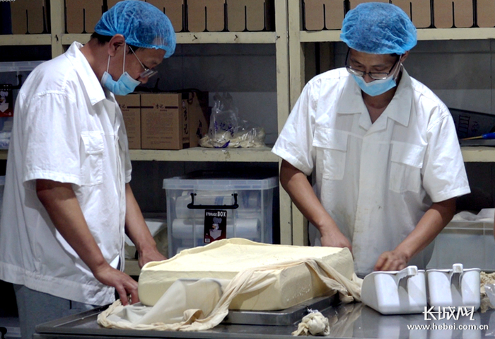 豆腐切块包置。记者 刘延丽 摄