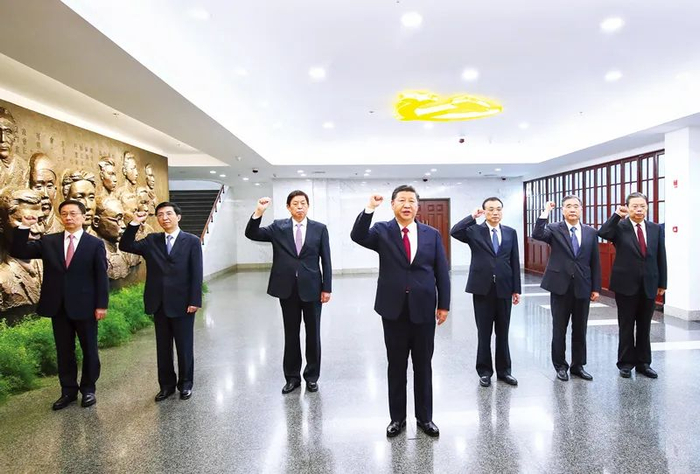 2017年10月31日，习近平带领中共中央政治局常委李克强、栗战书、汪洋、王沪宁、赵乐际、韩正，在上海中共一大会址纪念馆重温入党誓词。