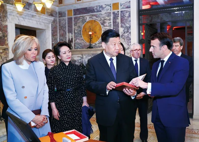2019年3月24日，习近平在法国尼斯会见法国总统马克龙。会见前，马克龙向习近平赠送1688年法国出版的首部《论语导读》法文版原著。
