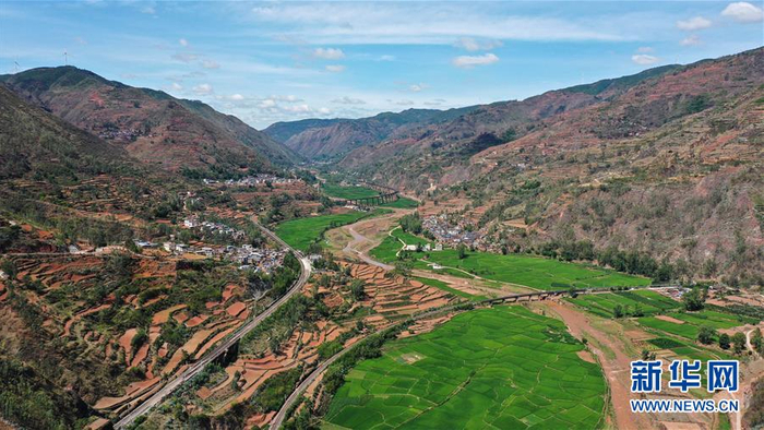 这是成昆铁路龙骨甸车站到羊臼河车站间的3条展线之一的“桐模甸”展线一景（无人机照片，6月23日摄）。新华社记者 胡超 摄