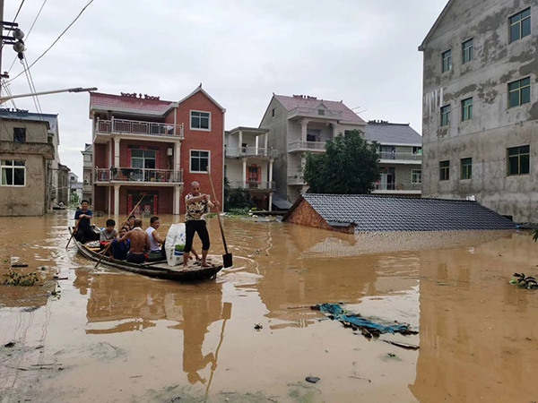 浸在洪水中的鄱阳镇桂湖村一角 图/江西网络广播电视台 胡康林