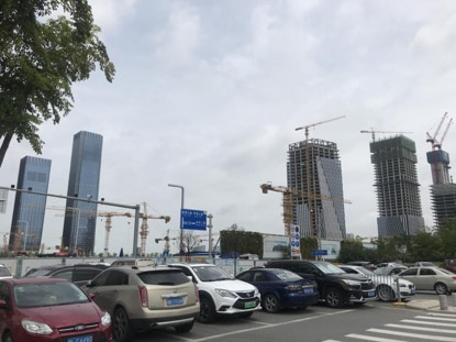 桂湾站附近视野较空旷，在建大厦甚多