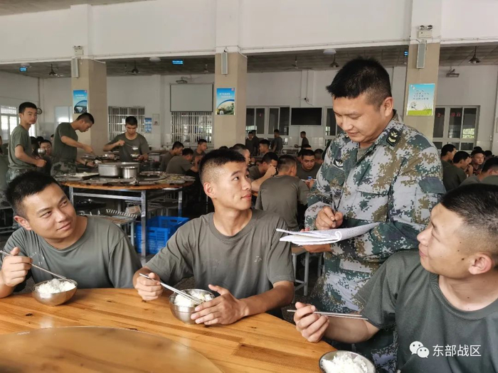 ▲炊事班长现场征求官兵意见。