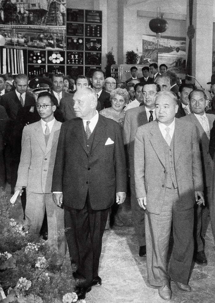1959年9月的维也纳秋季国际博览会上 ，冀朝鼎陪同奥地利副总理布鲁诺·皮特曼参观中国馆。右一为冀朝鼎，左一为钱二鸿。图/受访者提供