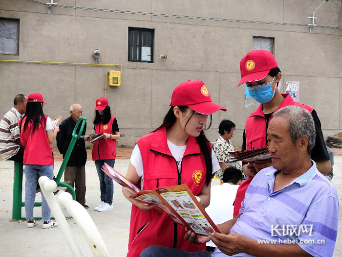 肖桥头镇“星火”大学生志愿服务队开展民法典宣传进农村活动现场。孙艳雪 供图