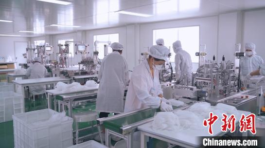 浙江恒申科技股份有限公司投入口罩生产线。椒江发布供图