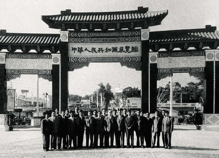 1959年9月，参加维也纳秋季国际博览会的中国展览团合影 。中间长者为团长冀朝鼎，冀身后右手边为 方扬春 。图/受访者提供