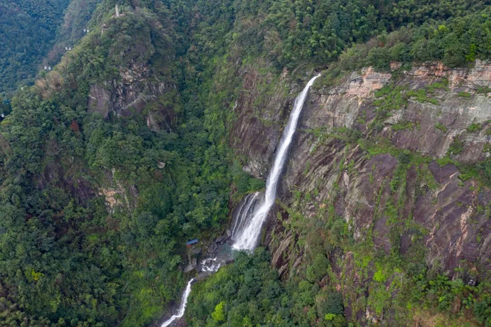 ▲ 2020年7月11日，江西庐山风景区再现千尺瀑布景观。 摄影/视觉中国