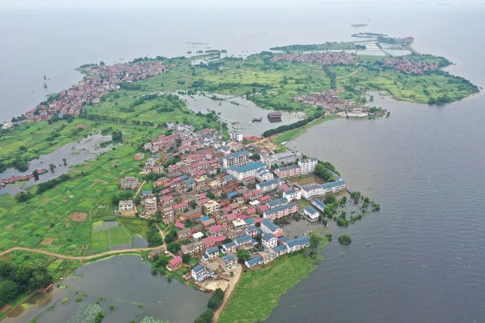 ▲ 2020年7月11日，水位持续上涨的鄱阳湖，上图为鞋山、下图为南昌南矶乡水域。 图/人民视觉