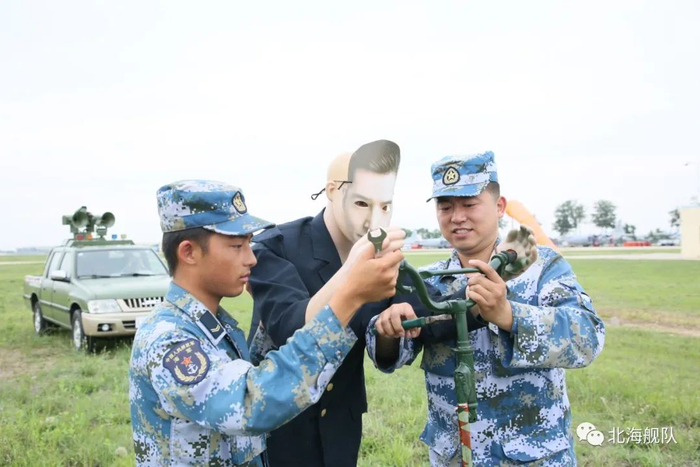 ▲他们对自主改进的风向摆动假人进行维护