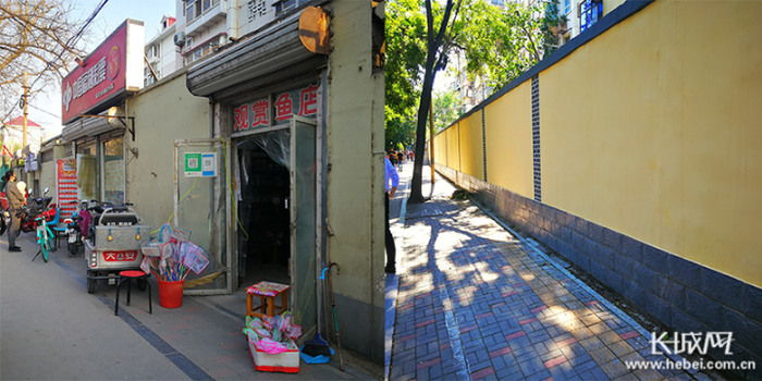 工农路草场街小学附近整治前后对比。安存霞供图