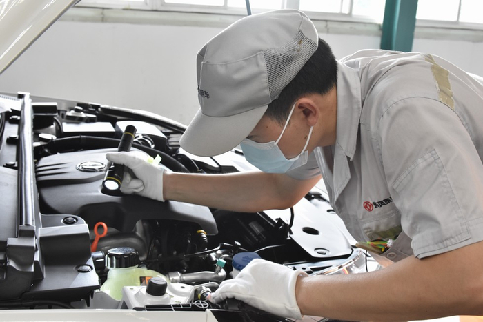 质检员正在对每一个部件做细致检查