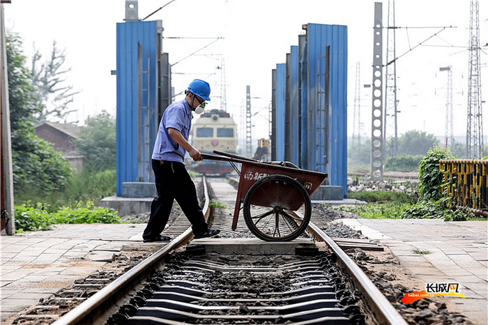 　上砂工准备进行上砂作业。长城新媒体记者 刘潇 摄　　