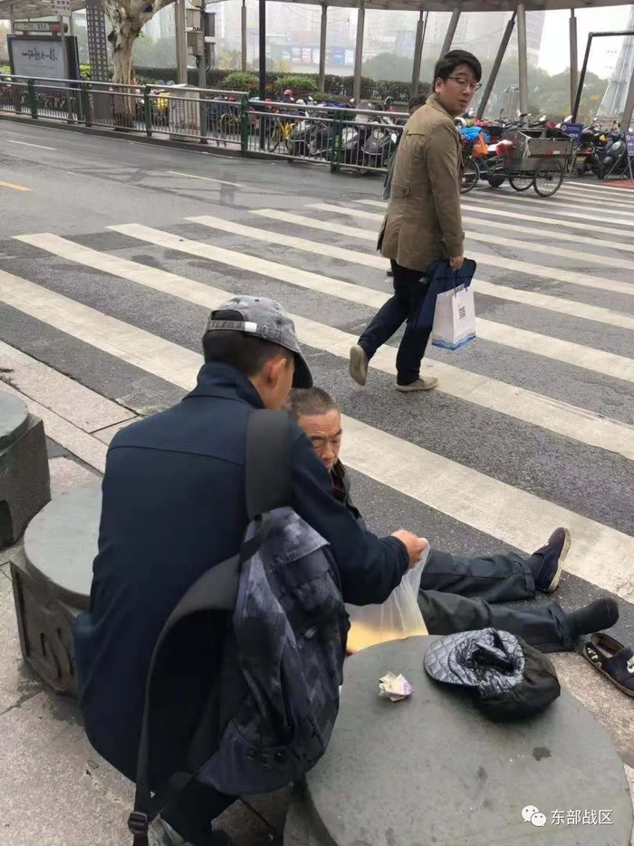 ▲士官胡俊辉勇外出照顾摔倒老人。