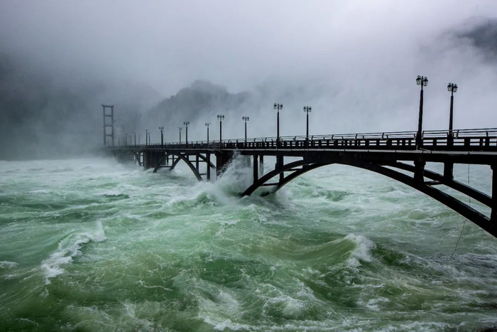 　　7月8日上午10时，新安江水库建成运营61年来首次打开全部9个泄洪闸泄洪，江水汹涌澎湃，奔腾而下。图/人民视觉