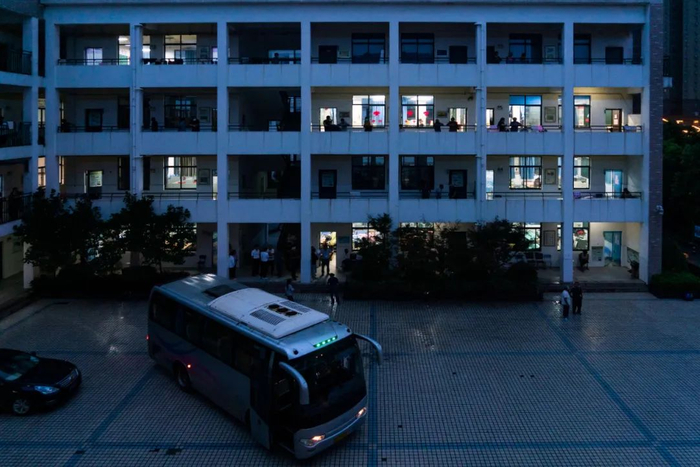 夜色下的安置中心。 摄/宛瑾