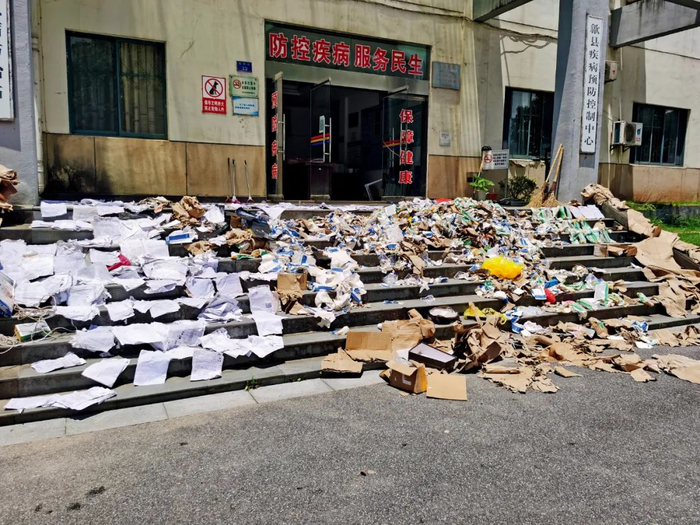 　　7月9日，洪水过后，一楼被淹的歙县疾控中心门前的台阶上，很多资料正在晾晒。摄影/本刊记者 霍思伊