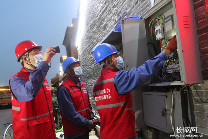 通过“嘀嗒电工”APP接单的工作人员正在进行维修检测。通讯员孙平 吴清普/供图