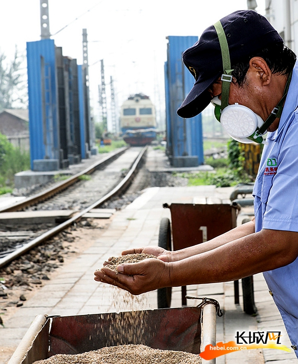 　　　　上砂工对砂子进行检查。长城新媒体记者 刘潇 摄